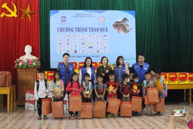 Hiệp hội doanh nghiệp vừa và nhỏ tặng chia sẻ khó khăn với người dân Phú Thọ